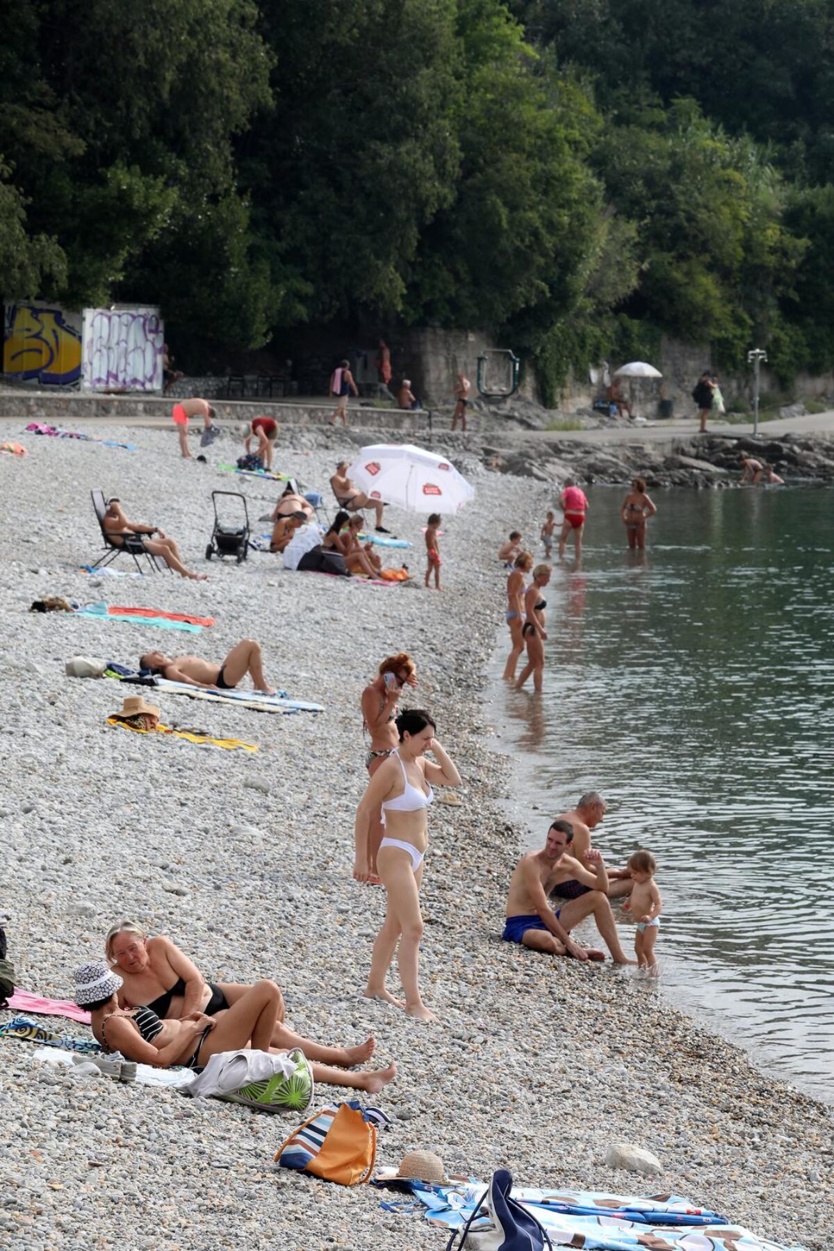 Opatija: Kupači na plaži Kantrida uživaju u babljem ljetu