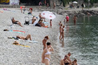 Opatija: Kupači na plaži Kantrida uživaju u babljem ljetu