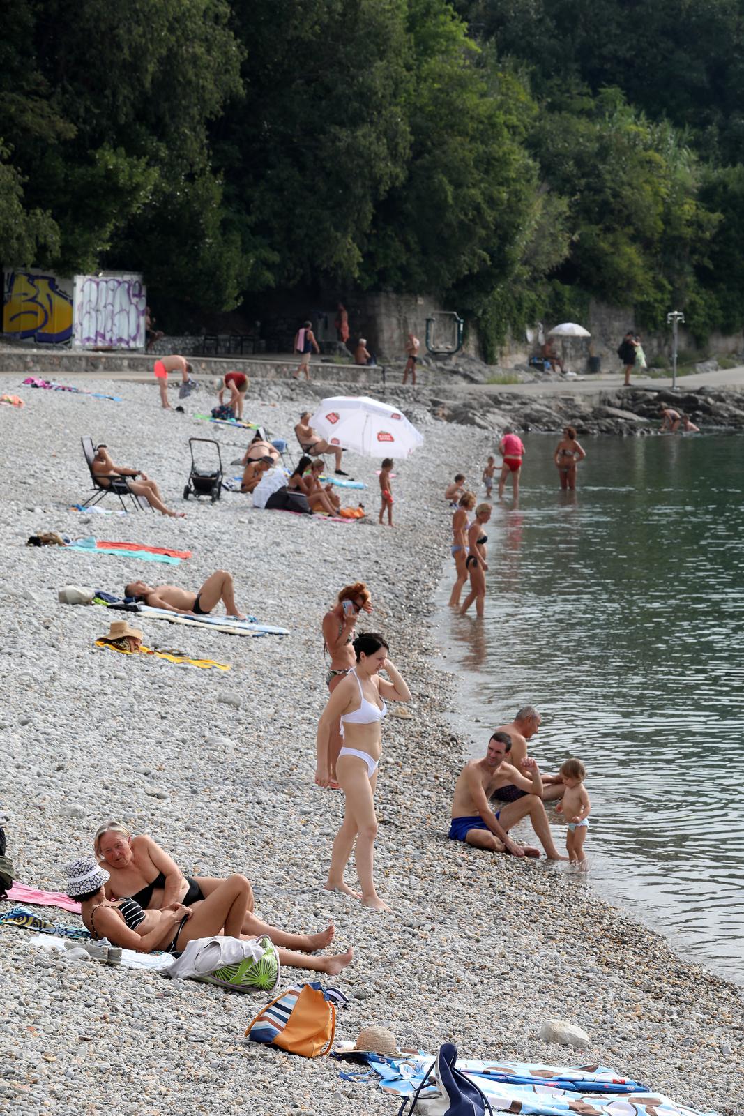 Opatija: Kupači na plaži Kantrida uživaju u babljem ljetu Opatija: Kupači na plaži Kantrida uživaju u babljem ljetu