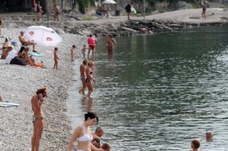 Opatija: Kupači na plaži Kantrida uživaju u babljem ljetu