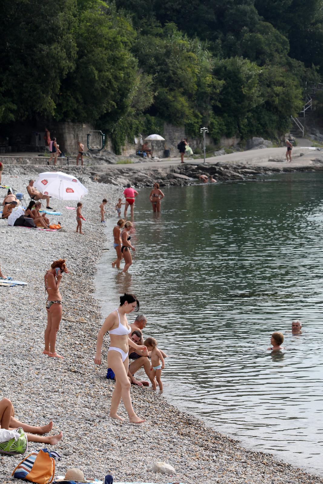 Opatija: Kupači na plaži Kantrida uživaju u babljem ljetu Opatija: Kupači na plaži Kantrida uživaju u babljem ljetu
