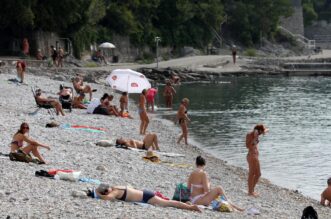 Opatija: Kupa?i na plai Kantrida uivaju u babljem ljetu