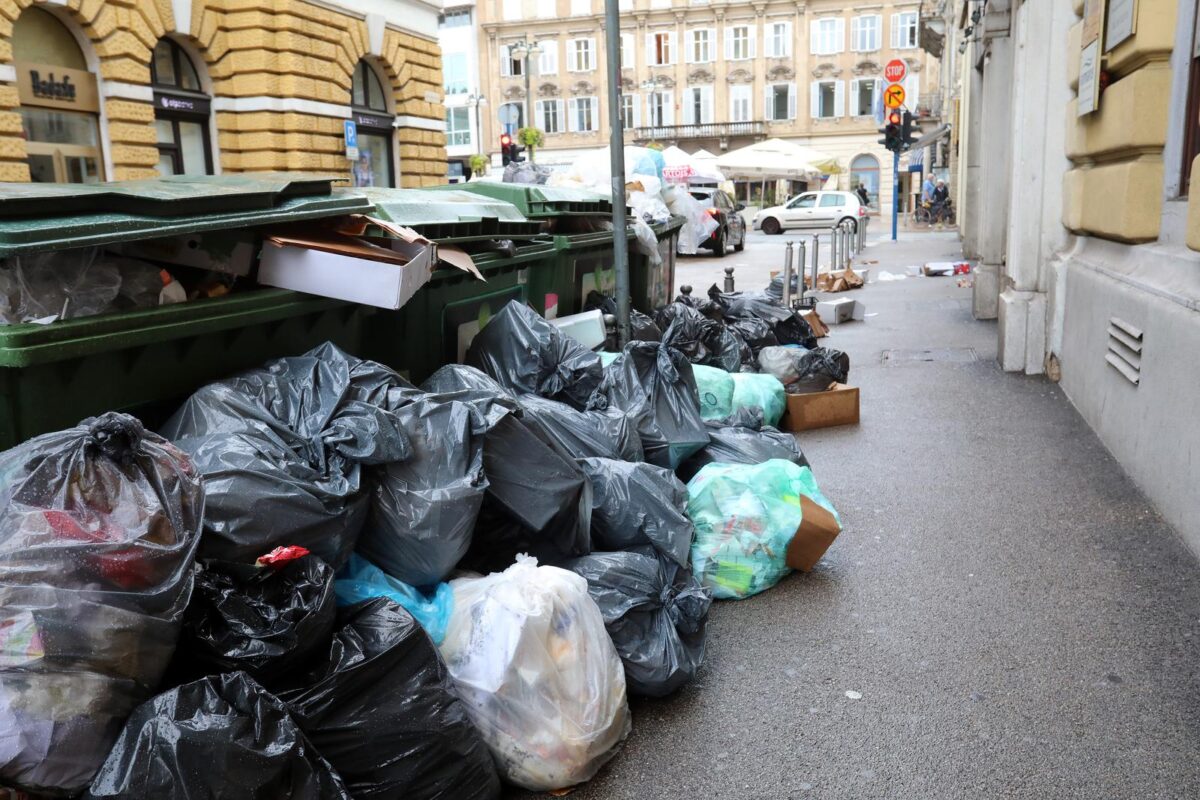 Rijeka: Gomilanje smeća na gradskim ulicama