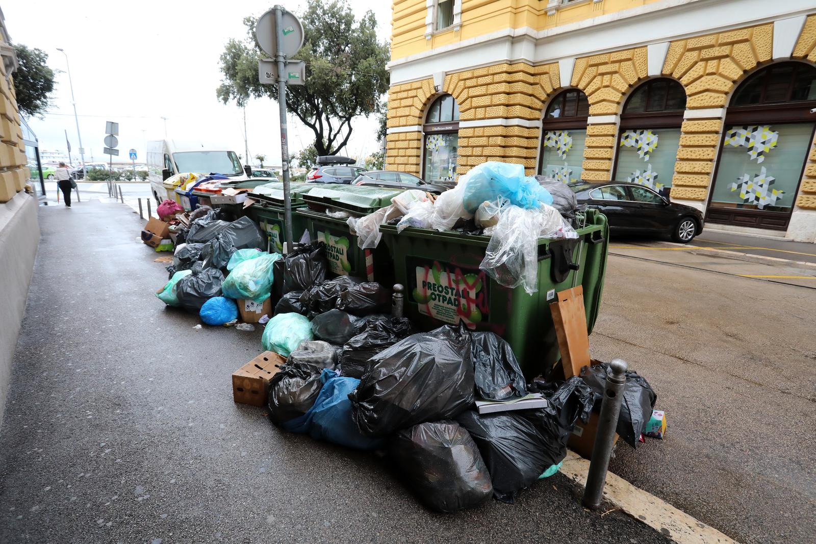 Rijeka: Gomilanje smeća na gradskim ulicama