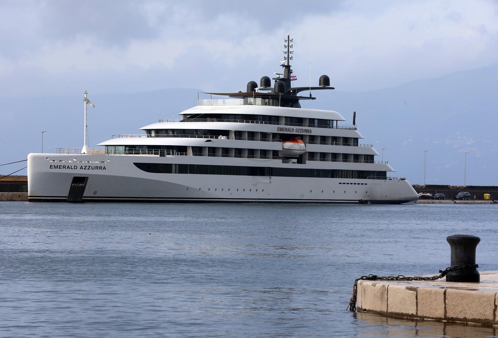 Rijeka: Luksuzni mini kruzer Emerald Azzura u luci Rijeka: Luksuzni mini kruzer Emerald Azzura u luci