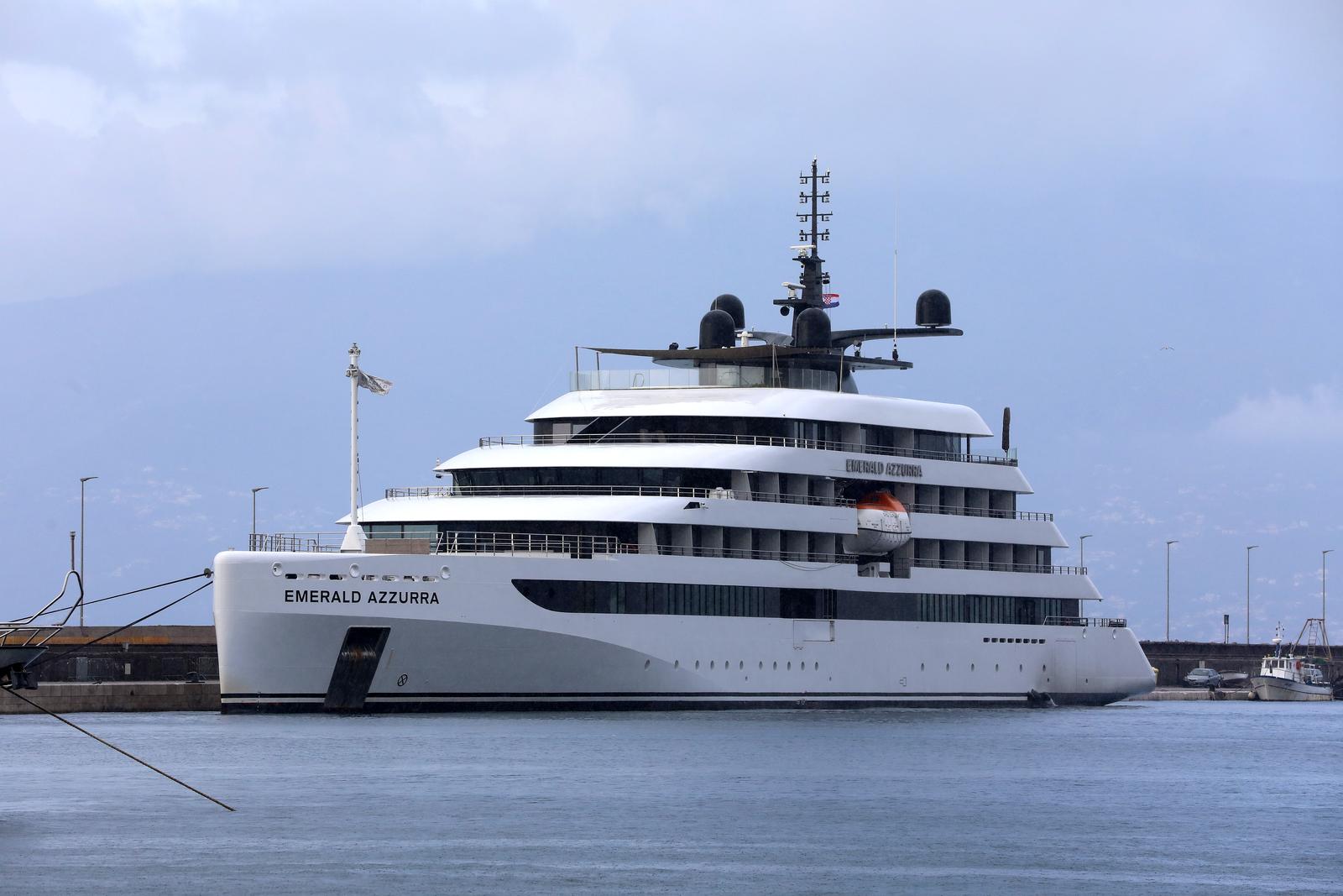 Rijeka: Luksuzni mini kruzer Emerald Azzura u luci Rijeka: Luksuzni mini kruzer Emerald Azzura u luci
