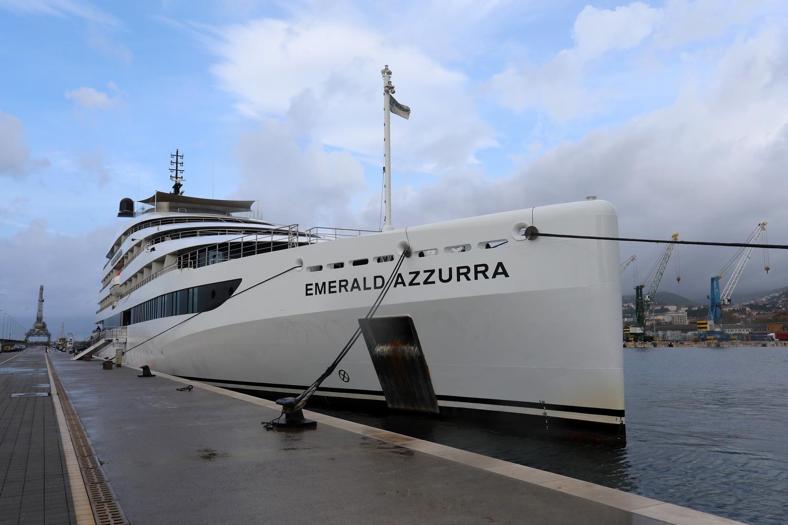 Rijeka: Luksuzni mini kruzer Emerald Azzura u luci Rijeka: Luksuzni mini kruzer Emerald Azzura u luci