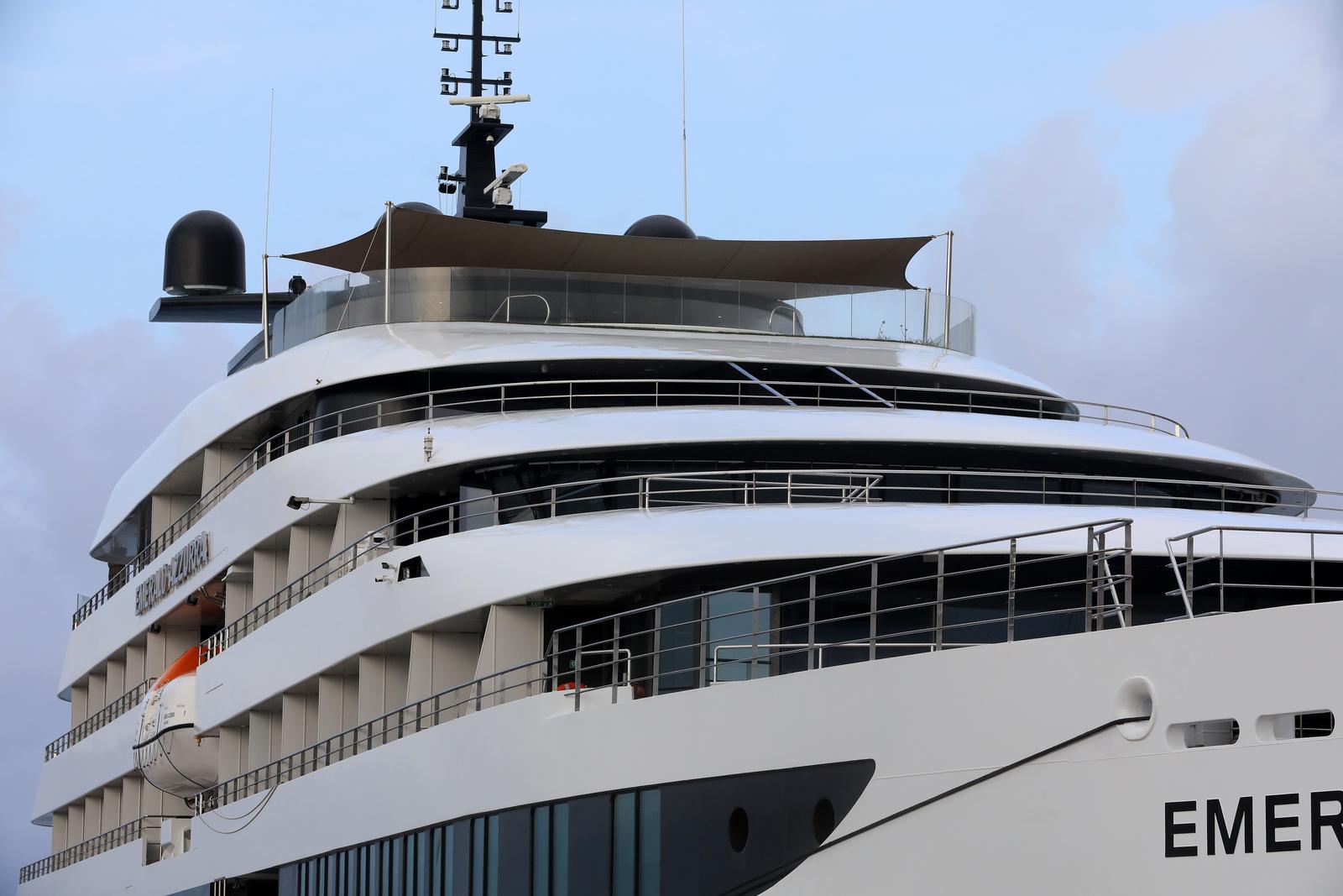 Rijeka: Luksuzni mini kruzer Emerald Azzura u luci Rijeka: Luksuzni mini kruzer Emerald Azzura u luci