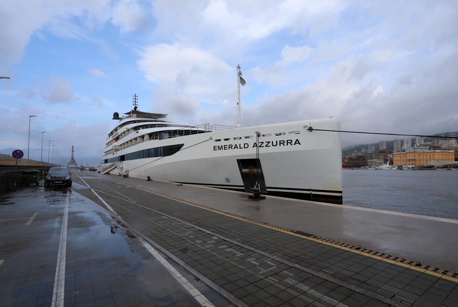 Rijeka: Luksuzni mini kruzer Emerald Azzura u luci Rijeka: Luksuzni mini kruzer Emerald Azzura u luci