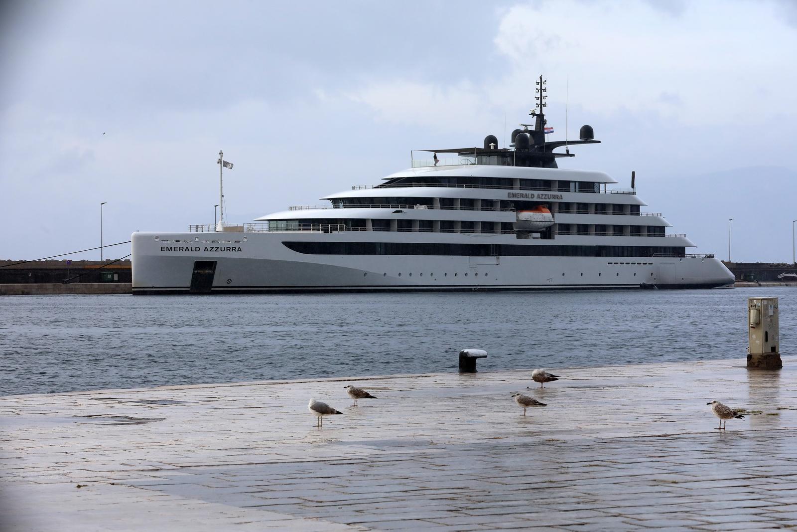 Rijeka: Luksuzni mini kruzer Emerald Azzura u luci Rijeka: Luksuzni mini kruzer Emerald Azzura u luci