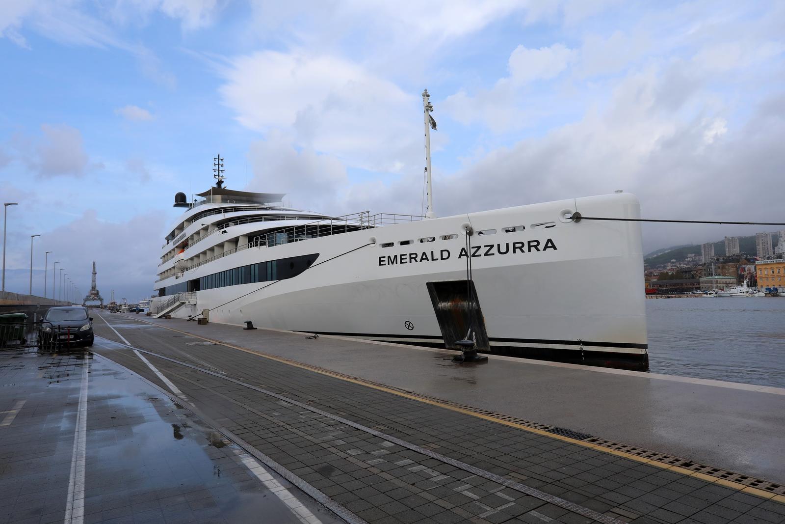 Rijeka: Luksuzni mini kruzer Emerald Azzura u luci Rijeka: Luksuzni mini kruzer Emerald Azzura u luci