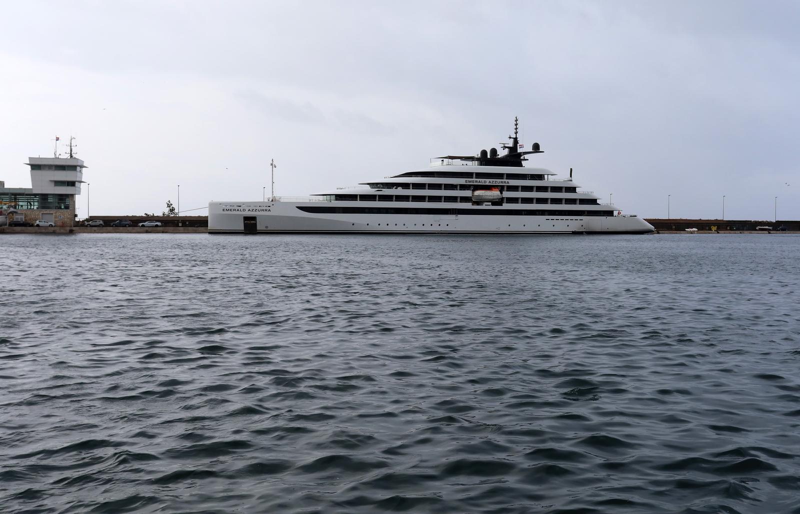 Rijeka: Luksuzni mini kruzer Emerald Azzura u luci Rijeka: Luksuzni mini kruzer Emerald Azzura u luci