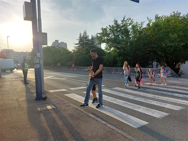 skolarci pjesacki policija ucenici (3) skolarci pjesacki policija ucenici (3)