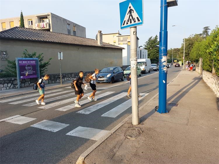 skolarci pjesacki policija ucenici (4) skolarci pjesacki policija ucenici (4)