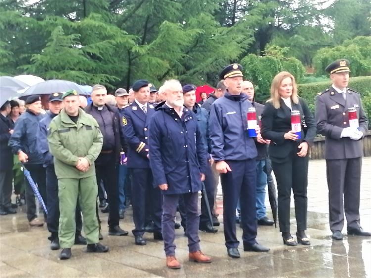 BSS-STOJE-ISPRED KRIŽA-SVI