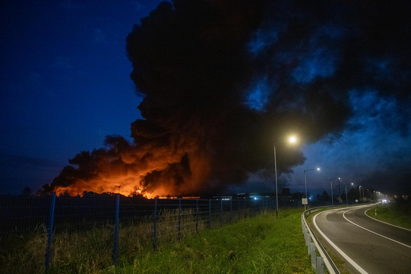 Buknuo požar uskladištene plastike u pogonu osječke tvrtke “Drava International” Buknuo požar uskladištene plastike u pogonu osječke tvrtke “Drava International”