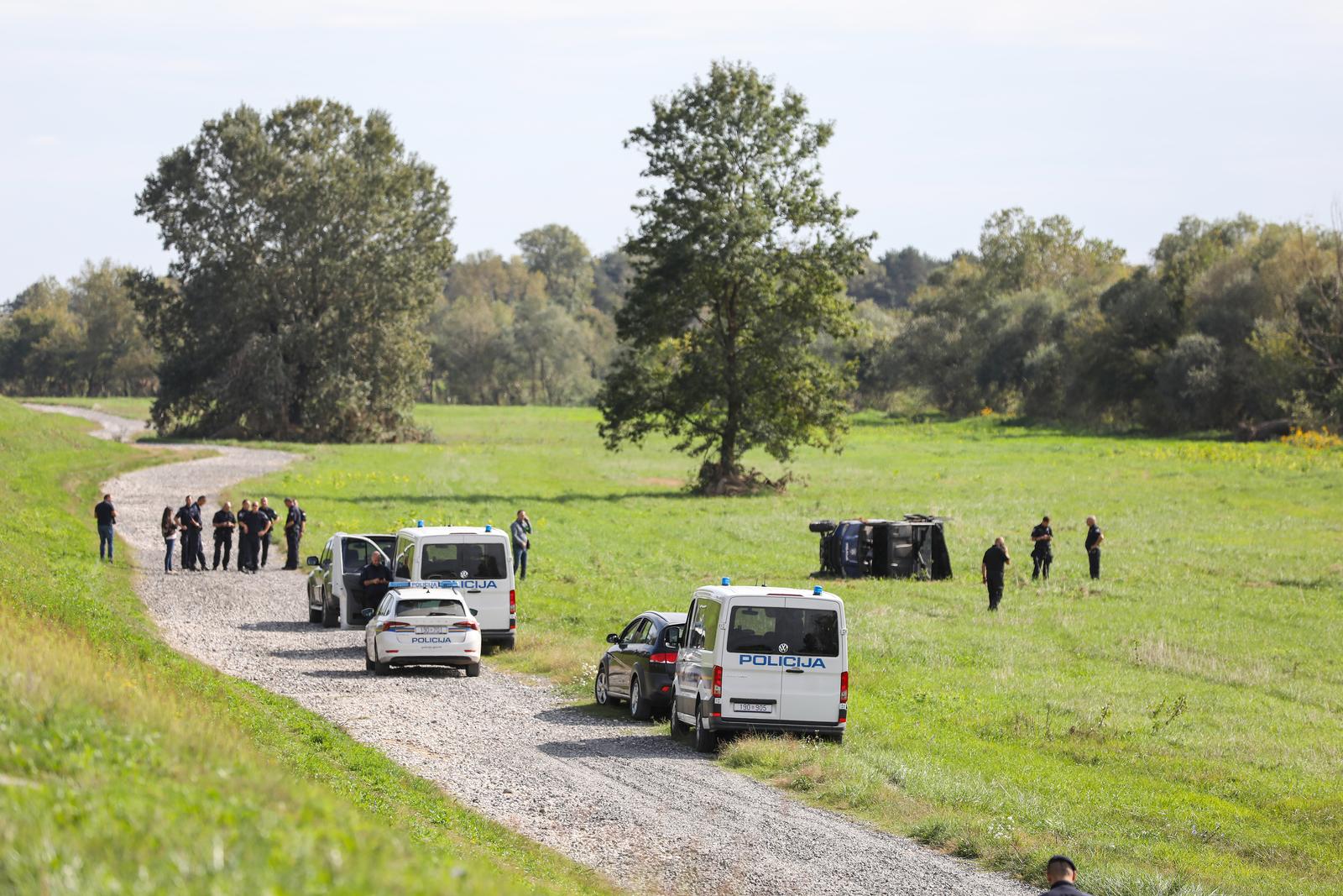 Zagreb: U prevrtanju policijskog terenca jedan policajac poginuo, trojica ozlijeđena Zagreb: U prevrtanju policijskog terenca jedan policajac poginuo, trojica ozlijeđena