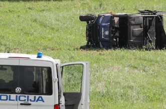 Zagreb: U prevrtanju policijskog terenca jedan policajac poginuo, trojica ozlijeđena