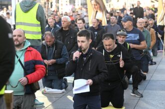 Zagreb: Već uobičajeno u prvoj suboti u mjesecu na trgovima hrvatskih gradova su molitelji