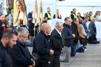 Zagreb: Već uobičajeno u prvoj suboti u mjesecu na trgovima hrvatskih gradova su molitelji