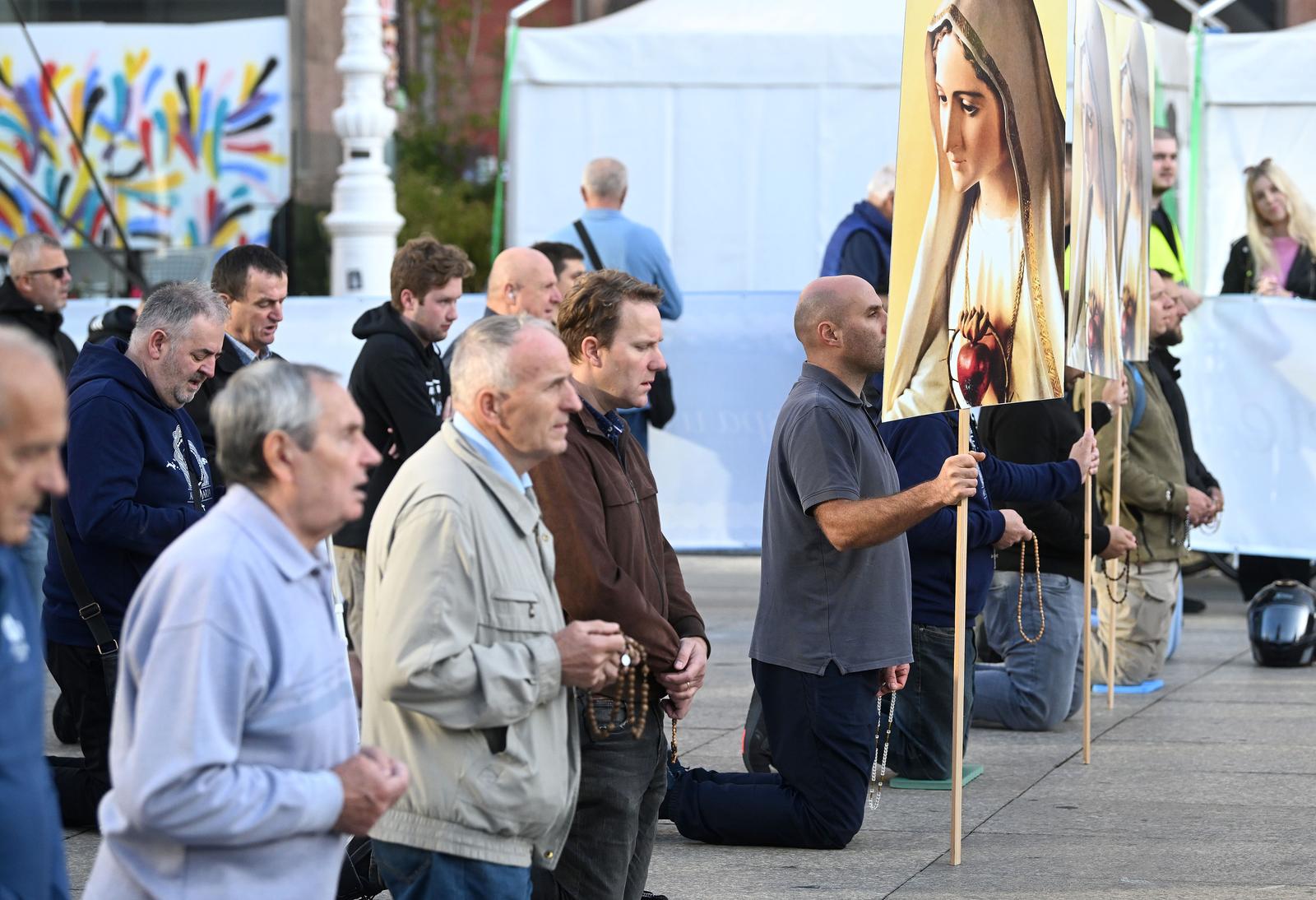 Zagreb: Već uobičajeno u prvoj suboti u mjesecu na trgovima hrvatskih gradova su molitelji