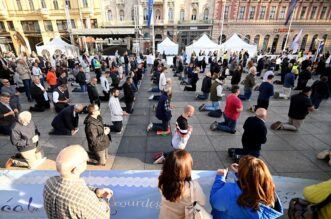 Zagreb: Već uobičajeno u prvoj suboti u mjesecu na trgovima hrvatskih gradova su molitelji