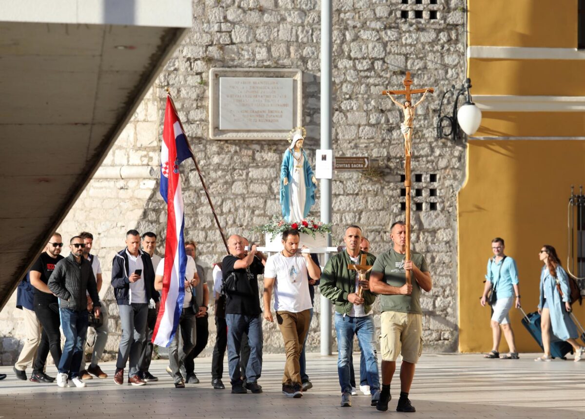 Muškarci molili krunicu ispred gradske uprave u Šibeniku