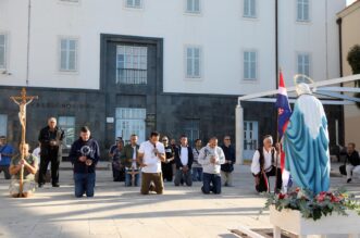 Muškarci molili krunicu ispred gradske uprave u Šibeniku