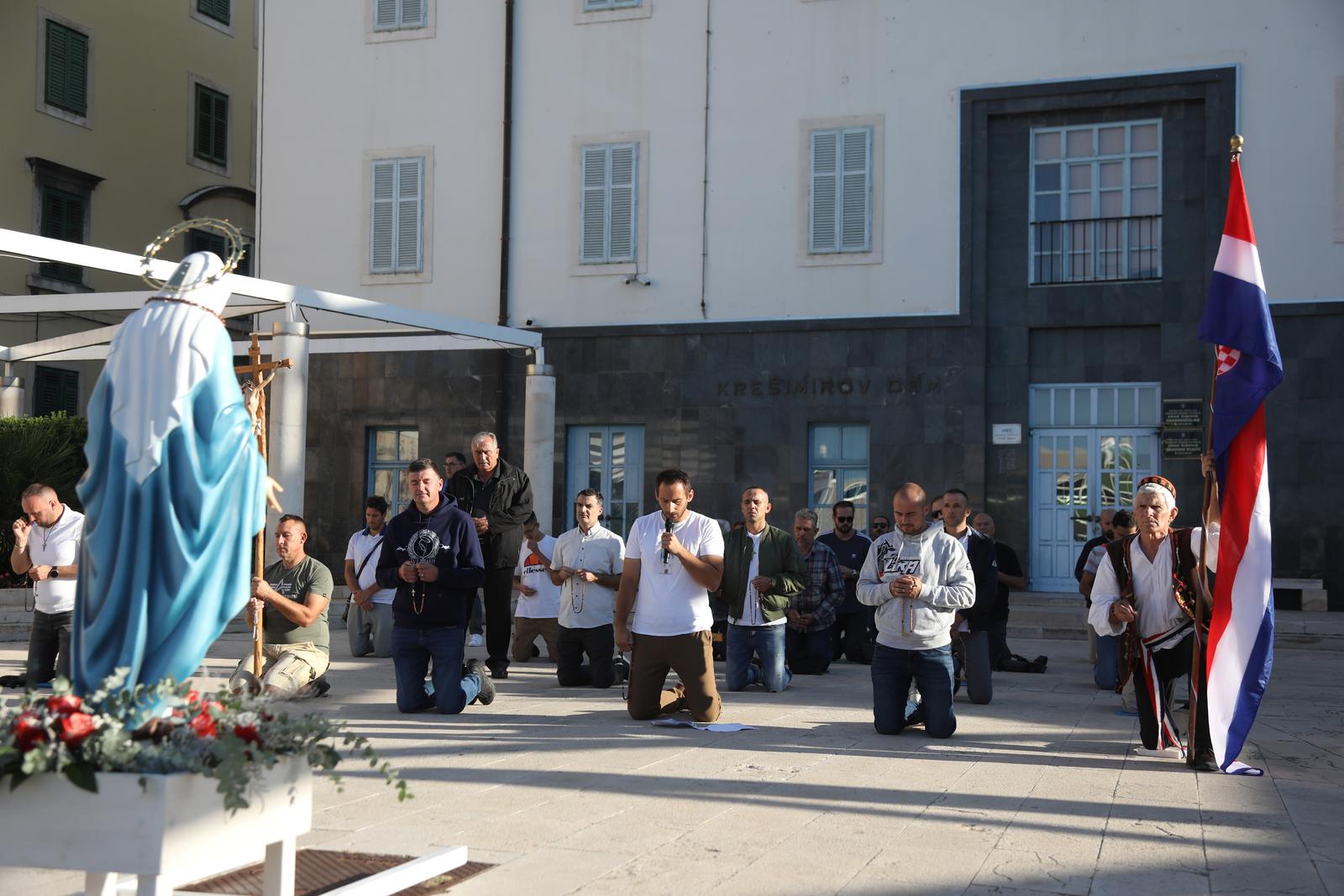 Muškarci molili krunicu ispred gradske uprave u Šibeniku