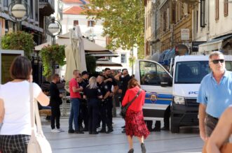 Rijeka: Policija na gradskim ulicama uoči susreta Rijeke i Hajduka