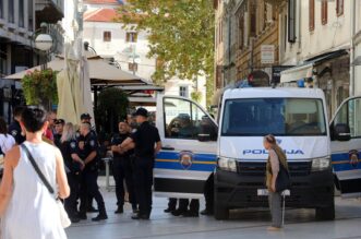 Rijeka: Policija na gradskim ulicama uoči susreta Rijeke i Hajduka