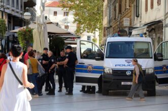 Rijeka: Policija na gradskim ulicama uoči susreta Rijeke i Hajduka