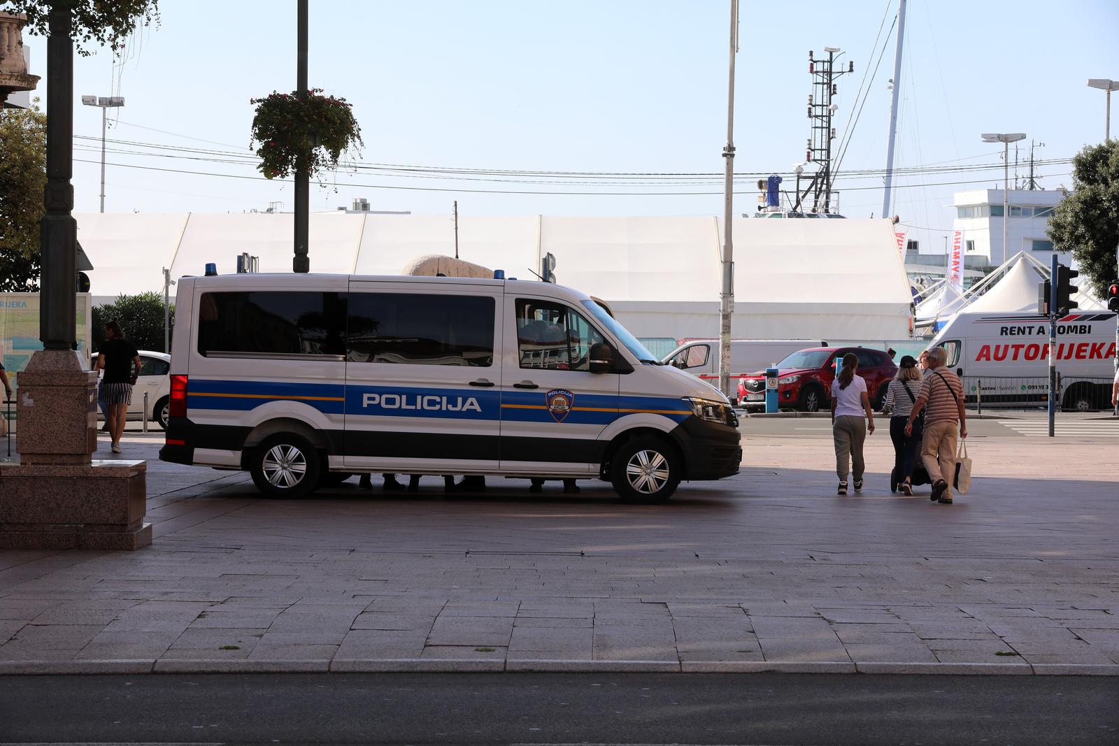 Rijeka: Policija na gradskim ulicama uoči susreta Rijeke i Hajduka