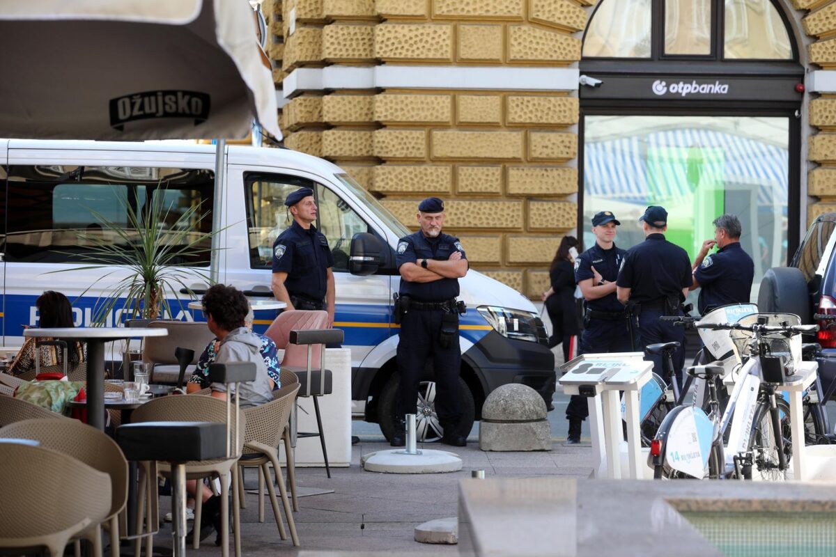 Rijeka: Policija na gradskim ulicama uoči susreta Rijeke i Hajduka