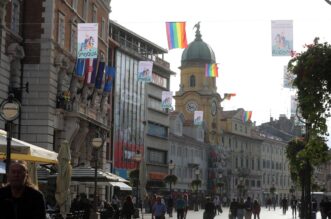 Rijeka: LGBT zastave na Korzu uo?i otvorenja festivala Smoqua