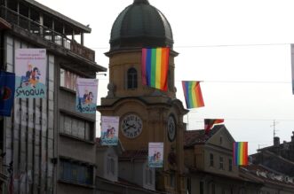 Rijeka: LGBT zastave na Korzu uoči otvorenja festivala Smoqua