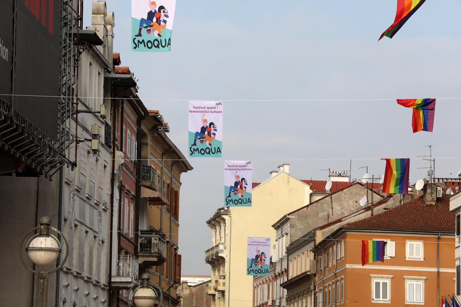 Rijeka: LGBT zastave na Korzu uoči otvorenja festivala Smoqua