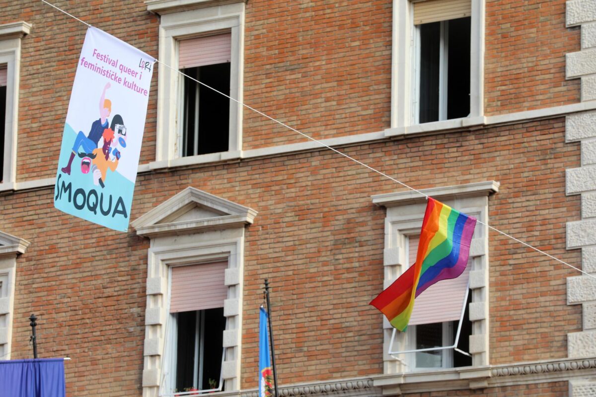 Rijeka: LGBT zastave na Korzu uo?i otvorenja festivala Smoqua