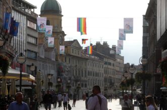 Rijeka: LGBT zastave na Korzu uo?i otvorenja festivala Smoqua