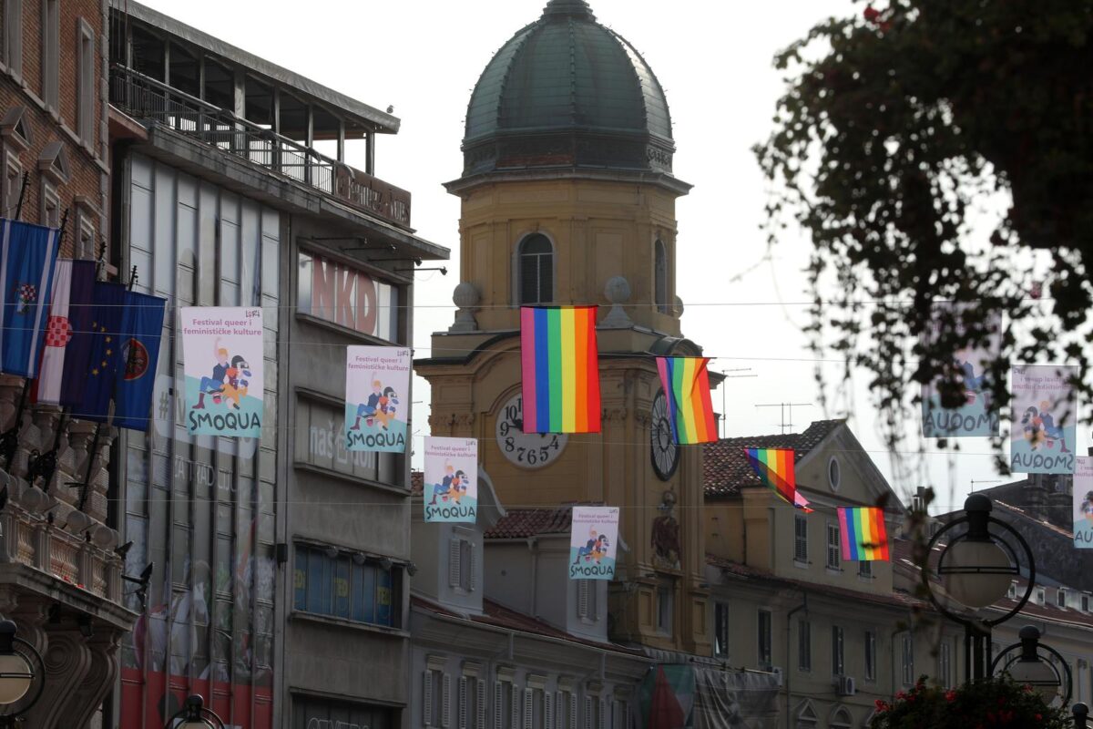 Rijeka: LGBT zastave na Korzu uoči otvorenja festivala Smoqua
