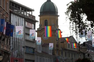 Rijeka: LGBT zastave na Korzu uoči otvorenja festivala Smoqua