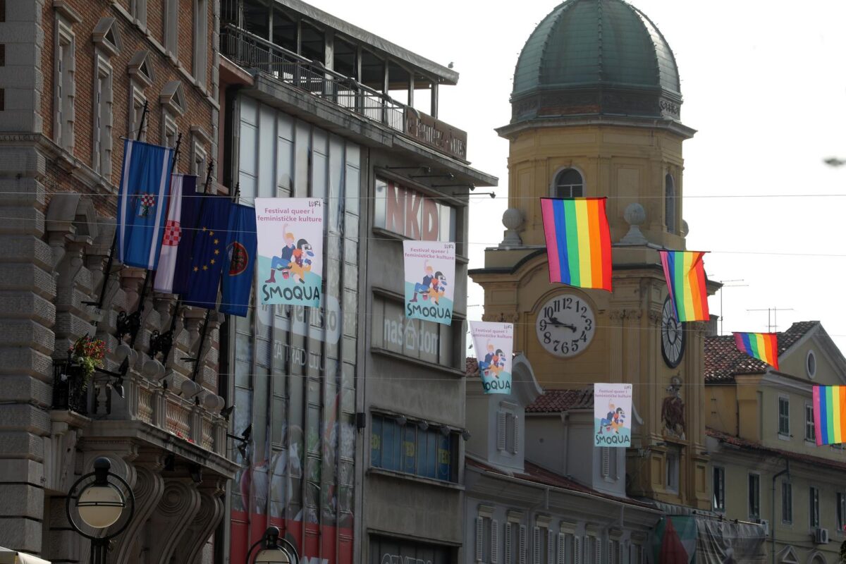 Rijeka: LGBT zastave na Korzu uoči otvorenja festivala Smoqua