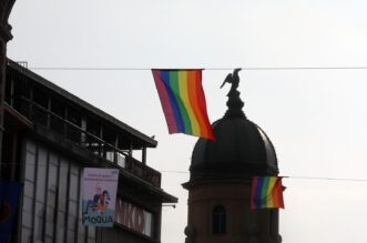 Rijeka: LGBT zastave na Korzu uoči otvorenja festivala Smoqua