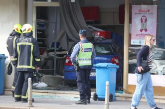 Zagreb: Autom uletio u trgovinu, dvoje ozlijeđenih