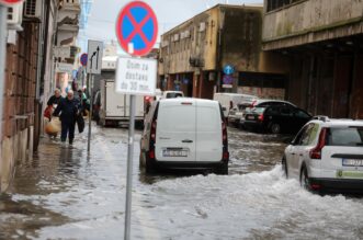 Rijeka: Jako jugo i kiša poplavilo ulice oko tržnice i rivu