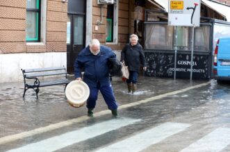 Rijeka: Jako jugo i kiša poplavilo ulice oko tržnice i rivu