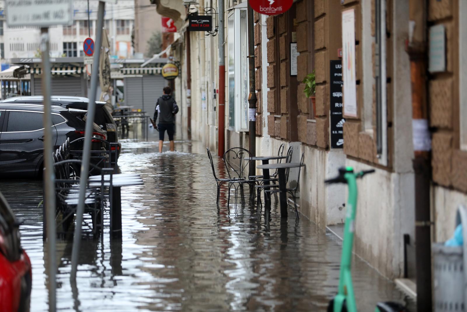 Rijeka: Jako jugo i kiša poplavilo ulice oko tržnice i rivu Rijeka: Jako jugo i kiša poplavilo ulice oko tržnice i rivu