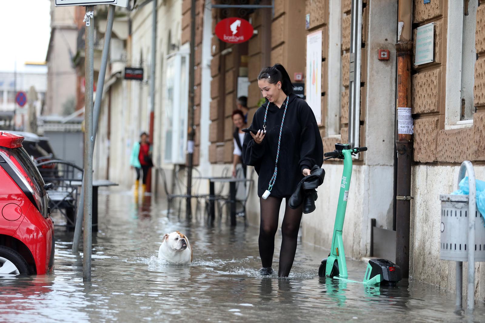 Rijeka: Jako jugo i kiša poplavilo ulice oko tržnice i rivu Rijeka: Jako jugo i kiša poplavilo ulice oko tržnice i rivu