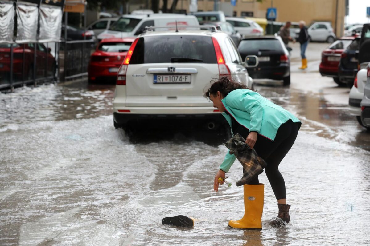 Rijeka: Jako jugo i kia poplavilo ulice oko trnice i rivu