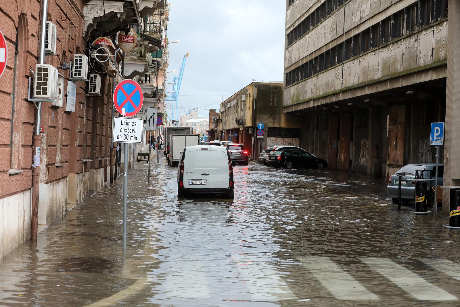 Rijeka: Jako jugo i kiša poplavilo ulice oko tržnice i rivu Rijeka: Jako jugo i kiša poplavilo ulice oko tržnice i rivu